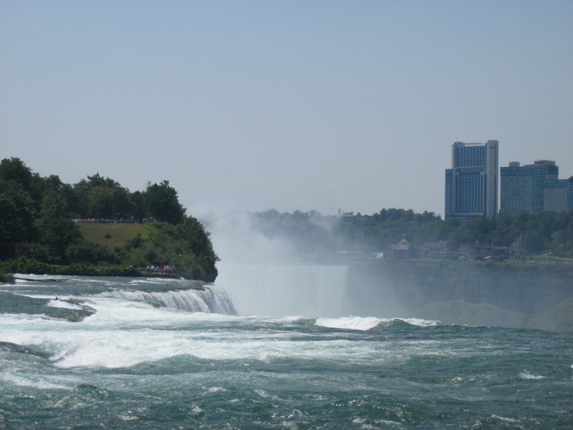 013-Horseshoe Falls in the background.jpg
